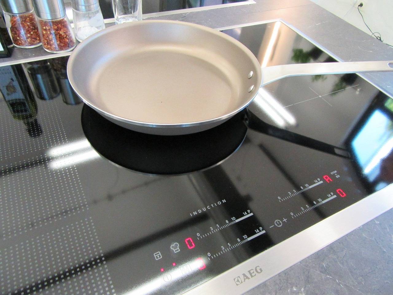 Induction Stove vs. Electric Stove: A Comparison of Efficiency and Performance